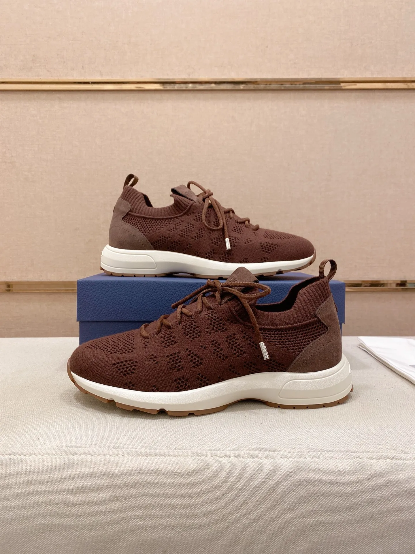 Factory price: 420💰Dior's latest men's fashion sneakers. This item draws inspiration from retro jogging shoes. Featuring a thick, low-top design, it features a mesh fabric upper and an ultra-light rubber foam sole. The side is decorated with an embossed "Di~r" logo. Code number: 39-44 (order 38, 45, 46)
